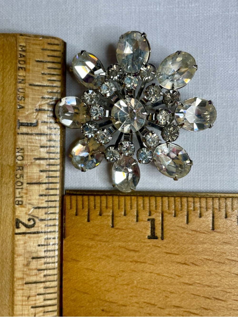 VINTAGE Clear Rhinestone Snowflake Brooch - Picture 3 of 3